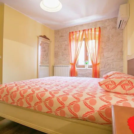Holiday home Spacious Holiday Home With Fireplace In Tinjan Croatia *