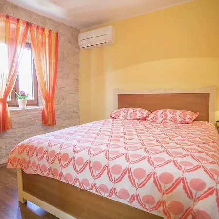 Hébergement de vacances Spacious Holiday With Fireplace In Croatia *