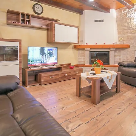 Hébergement de vacances Spacious Holiday With Fireplace In Croatia *