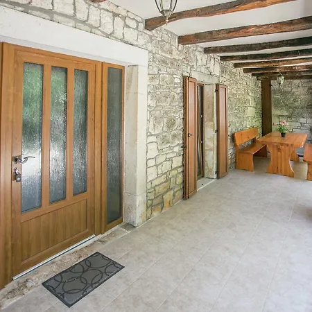Spacious Holiday With Fireplace In Croatia Hébergement de vacances